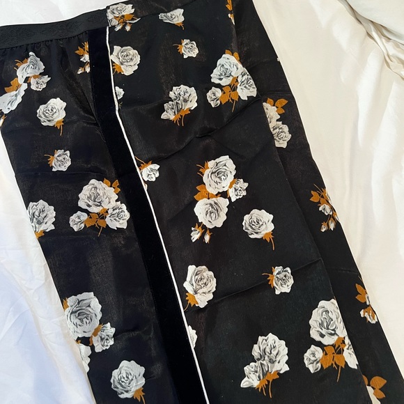 3/$50 bundle floral print pants - Picture 2 of 3